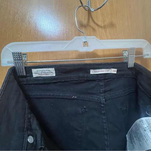 Levi’s 721 High Rise Skinny in Soft Black (28x30) - Picture 14 of 16